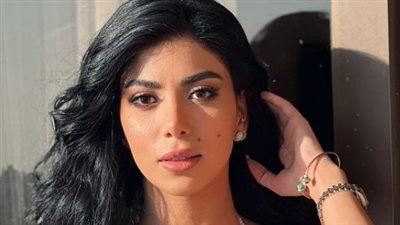 كارولين عزمي تقتحم خزانة كيم كارداشيان وتثير دهشة الجمهور