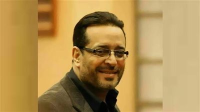 منى عبدالغني تنهار على الهواء خلال نعيها علاء عبدالخالق.. نموذج فني صعب التكرار