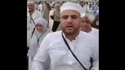 حاج يدعو للرجال بالزواج على زوجاتهم وآخر يصفعه من الخلف (شاهد) 