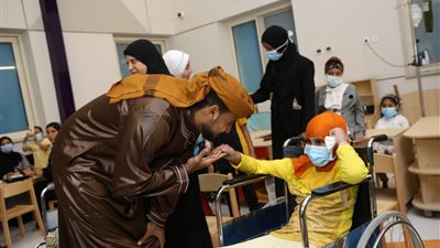 مستشفى شفاء الأورمان تستقبل المنشد أحمد حسن احتفالًا بالأضحى 