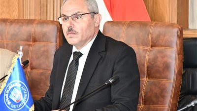 رئيس جامعة القناة يجتمع بمجلس أمناء الكليات 