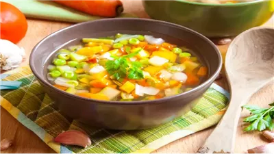 حضري شوربة خضار علي الطريقة الإسبانية 