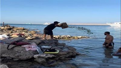 حملة موسعة لتطهير شاطئ فلفلة بالغردقة بعد واقعة إلقاء الزجاجات