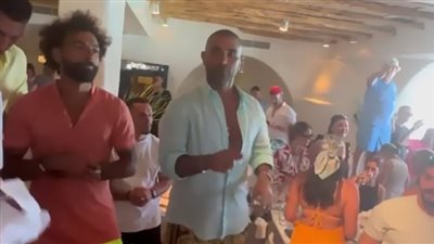 محمد صلاح وأحمد سعد يرقصان على أغنية 