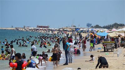 بورفؤاد تستقبل زوار بورسعيد للإستمتاع بالشاطئ وجبال الملح