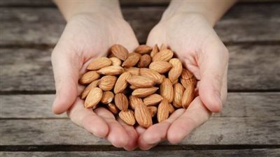 المكسرات والبقوليات.. أطعمة تقلل خطر الإصابة بالنوبات القلبية