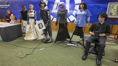 أول مؤتمر صحفي عالمي للروبوتات البشرية.. وتجيب على أسئلة الصحفيين