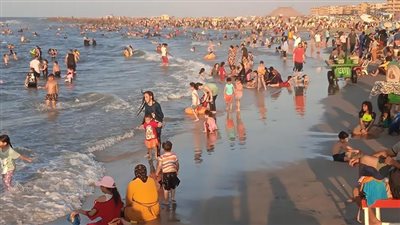 زحام شديد وإقبال غير مسبوق على شواطئ مصيف بلطيم الـ 6 