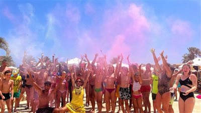 بمشاركة 6 آلاف سائح.. إنطلاق مهرجان الألوان بمرسي علم 