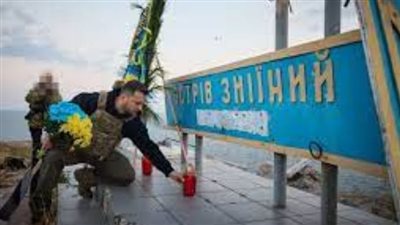 زيلينسكي يزور جزيرة الثعبان لإحياء ذكرى مرور 500 يوم منذ بدء الحرب (شاهد) 