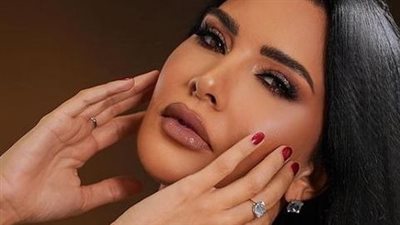 لاميتا فرنجية تبرز رشاقتها بالتوب الجريء