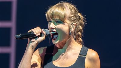 المغنية تايلور سويفت تحصد لقب أعلى الفنانين أجرًا وتتقاضى 232 مليون دولار