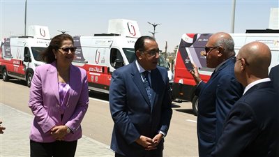 مدبولي يشهد اصطفاف 20 مركزًا تكنولوجيًا متنقلًا لتقديم الخدمات الحكومية 