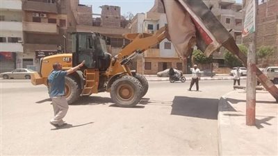 حملة لإزالة الإعلانات غير المرخصة بشوارع نجع حمادي 