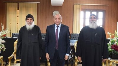 رئيس جامعة بني سويف يستقبل القمص باسيليوس والقمص فام الأنطوني