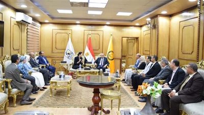 رئيس جامعة بني سويف يستقبل المدير التنفيذي لهيئة الفولبرايت الأمريكية