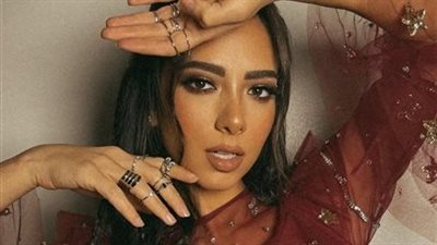 داليا شوقي عروس البحر تلهو بالقواقع والنجوم على الشاطئ