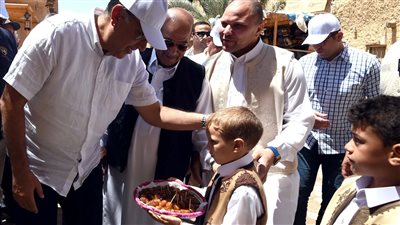 مدبولي يزور عدداً من المحال بسيوة.. وأصحابها يحملونه رسالة شكر للرئيس 