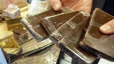 يتستر وراء مكتب تصوير وتنظيم حفلات .. الأمن يداهم مصنع مخدرات بشبرا 