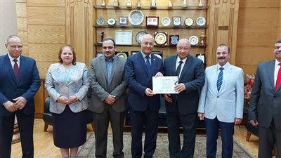 تكريم مدير إدارة الأزمات والكوارث بجامعة بنها