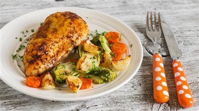 اصنعي دجاج بالفرن مع خضار للريجيم 