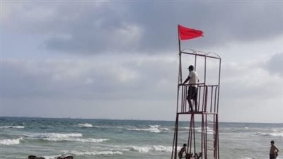 البحر ممنوع.. رفع الرايات الحمراء في شواطئ الإسكندرية