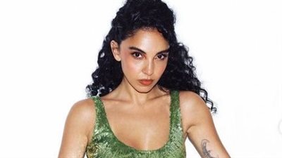 سلمى أبو ضيف بفستان مثير تخطف الأضواء ومنى زكي تعلق 