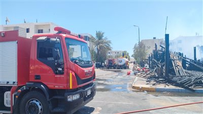 الدفاع المدني يسيطر علي حريق هائل بأحد الكافيهات بحي النور في شرم الشيخ