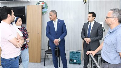 محافظ الفيوم يتفقد التجهيزات النهائية لمركز سيطرة الشبكة الوطنية للطوارئ 