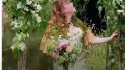 فتاة تتزوج نهرًا ملوثُا بمياه الصرف الصحي| شاهد 