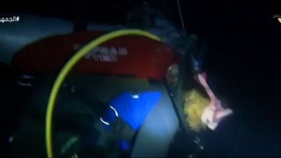 مدربة غطس تقود السائحين ليلًا إلى أعماق البحر الأحمر (شاهد)