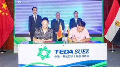 رئيس اقتصادية قناة السويس يشهد توقيع عقود جديدة بإجمالي 60 مليون دولار