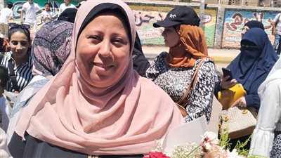 بالورد والبالونات.. الأهالي يستقبلون الطلاب في آخر أيام الامتحانات