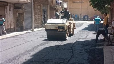 استكمال أعمال الرصف بشوارع مدينة نجع حمادى