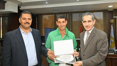 محافظ الغربية يكرم عامل نظافة لتفانيه في العمل 