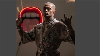 محمد رمضان عاريًا بأحضان 3 فتيات على السرير في مشهد جريء..ورد فعل عنيف من الجمهور (شاهد)