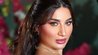 ناتاشا تتألق بالتل المرصع والظهر المكشوف يعكس أنوثتها