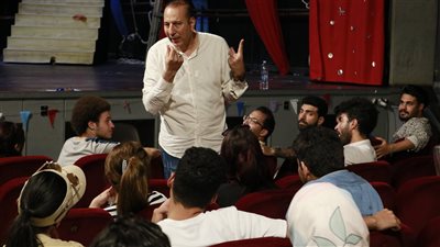 خالد عبدالسلام يواصل تدريباته بمهرجان المسرح المصري بحضور محمد رياض