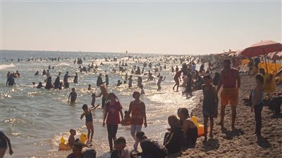 إقبال كبير من المصطافين على شواطئ مصيف بلطيم