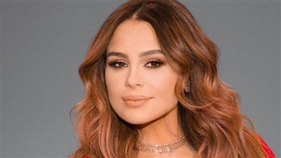 كارول سماحة زهرة زرقاء أمام شاطئ البحر