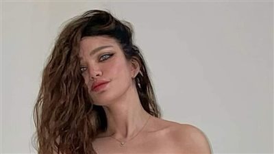 ياسمين الخطيب مفعمة بالأنوثة وسط الزهور (صور)