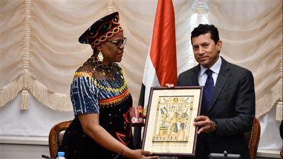 وزير الرياضة يهدي احدى المنتجات اليدوية الحرفية للأمين العام لمنظمة الكونفجيس