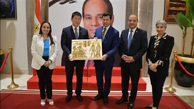 وزير الشباب والرياضة يهدي إحدى المنتجات اليدوية الحرفية للأمين العام لمنظمة الكونفجيس