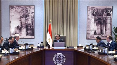 محافظ جنوب سيناء يقدم عرضًا مفصلًا للمشروعات التنموية بالمحافظة 