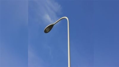 عامود إنارة يسقط على مواطن بالشرقية