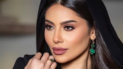 إلهام علي تطل بالجينز والذهب يزين إطلالتها