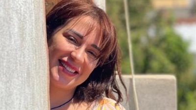 أسما شريف منير تتجول في شوارع دهب بالخلخال