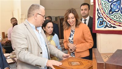 وزيرة الثقافة تتفقد مركز الحرف التقليدية بالفسطاط 