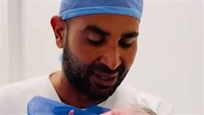  أحمد سعد يؤذن بصوت شجي في أذن مولودته (شاهد) 