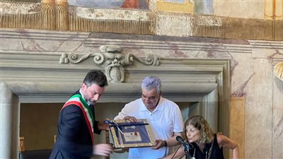 تكريم زاهي حواس في إيطاليا وتسلمه درع مفتاح المدينة